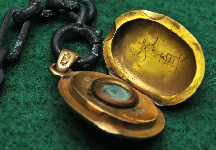 洒落た装飾が施された18金のネックレス。手書きで「タカノ比真」と刻まれている、国吉戦争資料館で