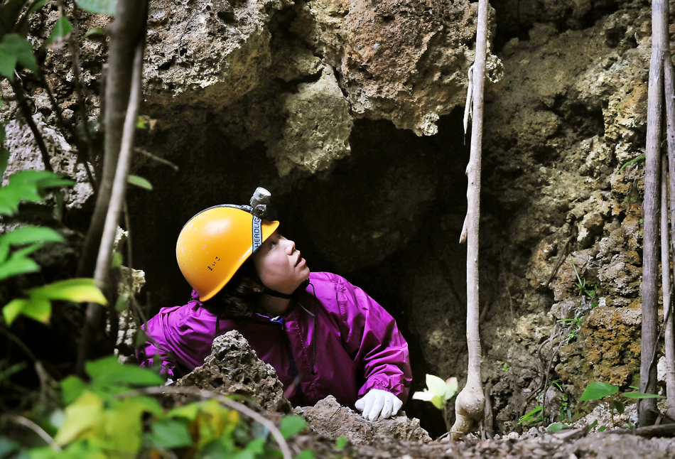 一歩間違うと落ちてくる巨岩の下敷きになりそうな壕の穴から、恐るおそる出てくる