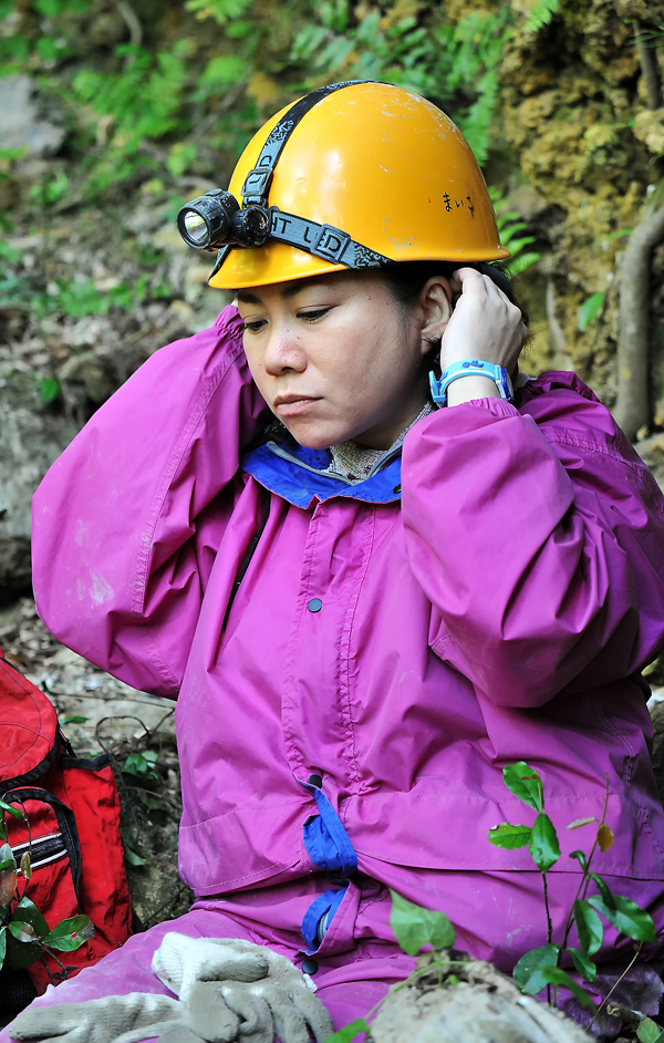 普段は明るくて、表情が豊かな麻衣子さんだが、ヘルメットをつけて収集活動に臨むと一変する。真剣に取り組むため、収骨中はほとんど言葉を発しなくなる、糸満市で