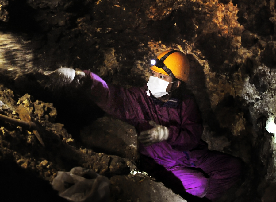 真っ黒に焦げた壕内を掘り進む麻衣子さん