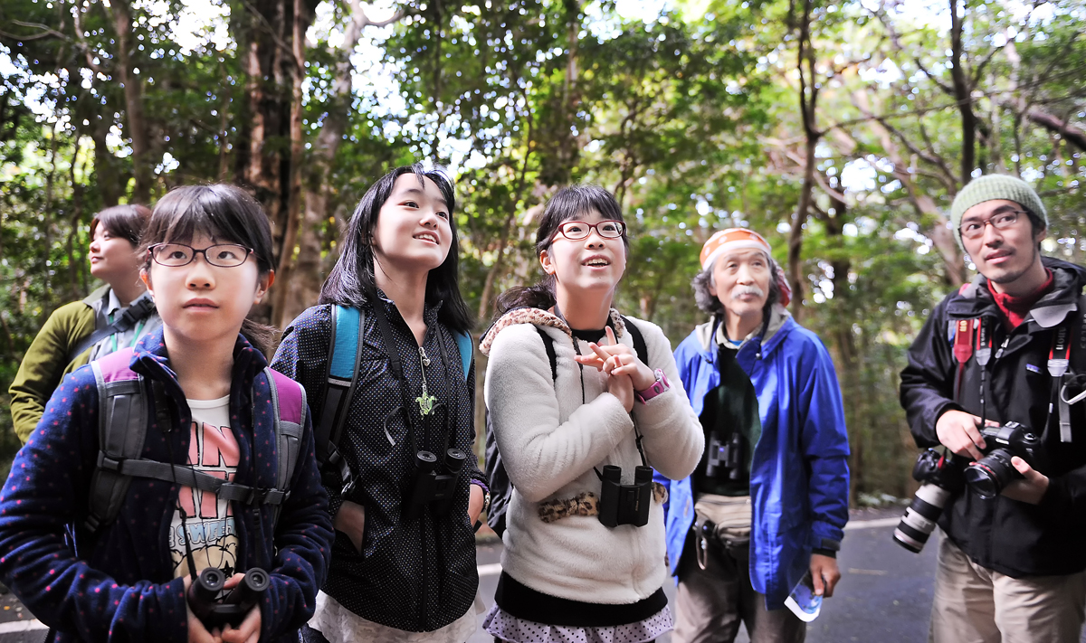 屋久島の森の生き物や植物を観察する３人娘 