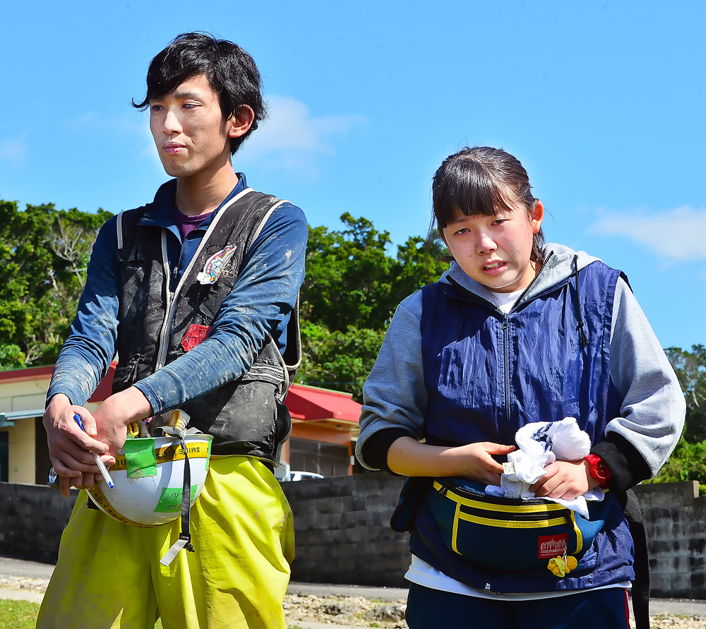 号泣する女子学生