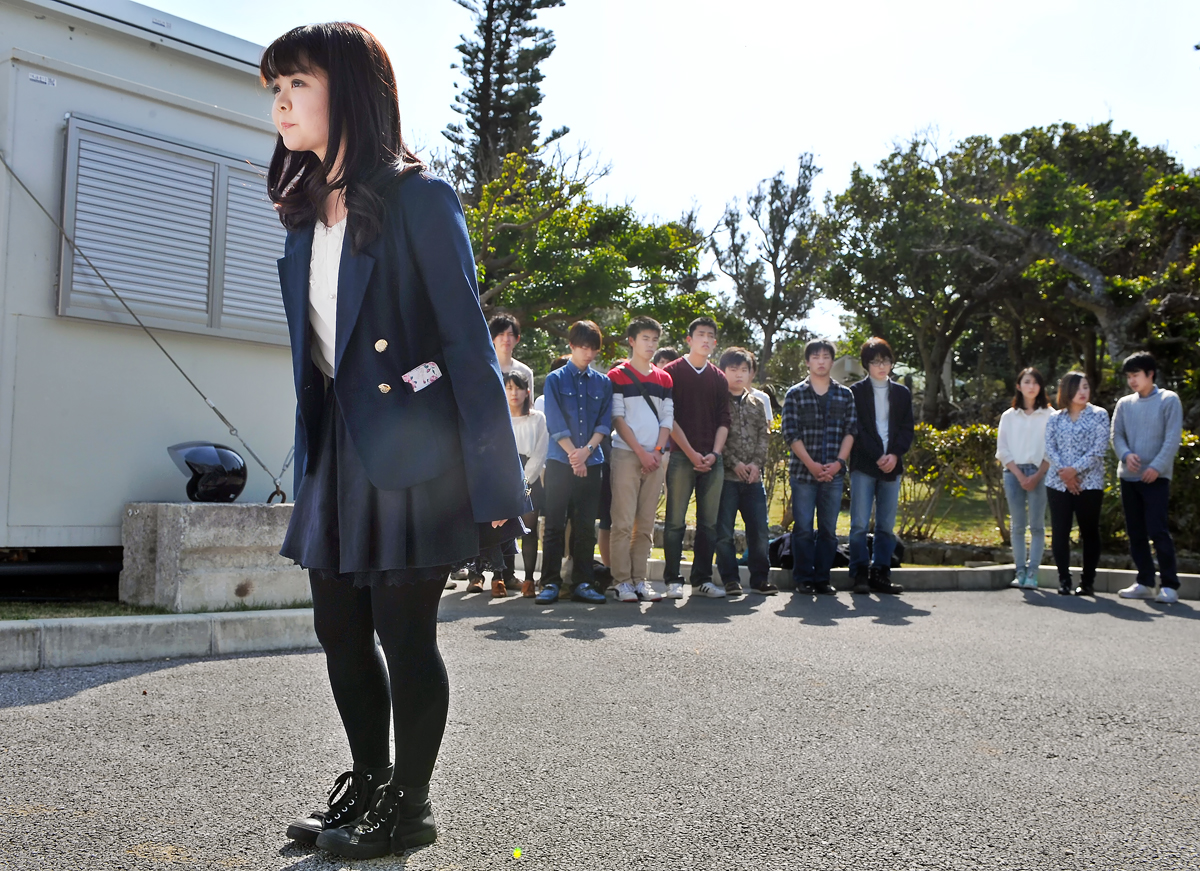 遺骨に拝礼する女子学生