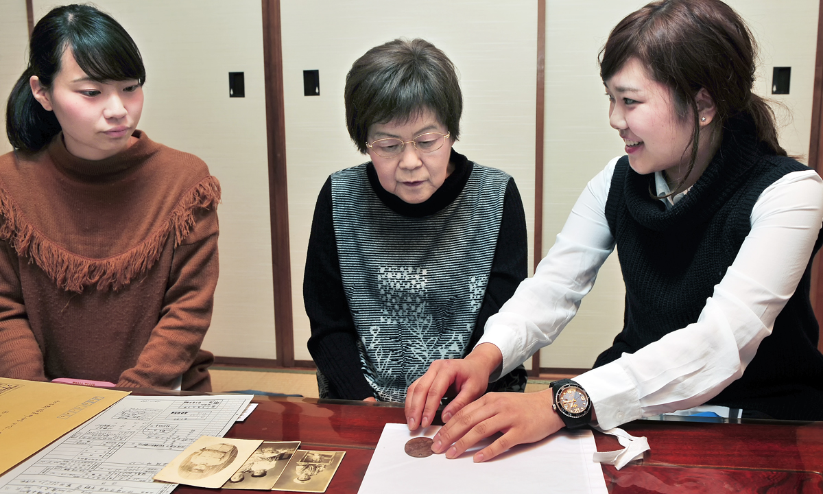 学生からメダルを手渡される西川慶子さん(中央)